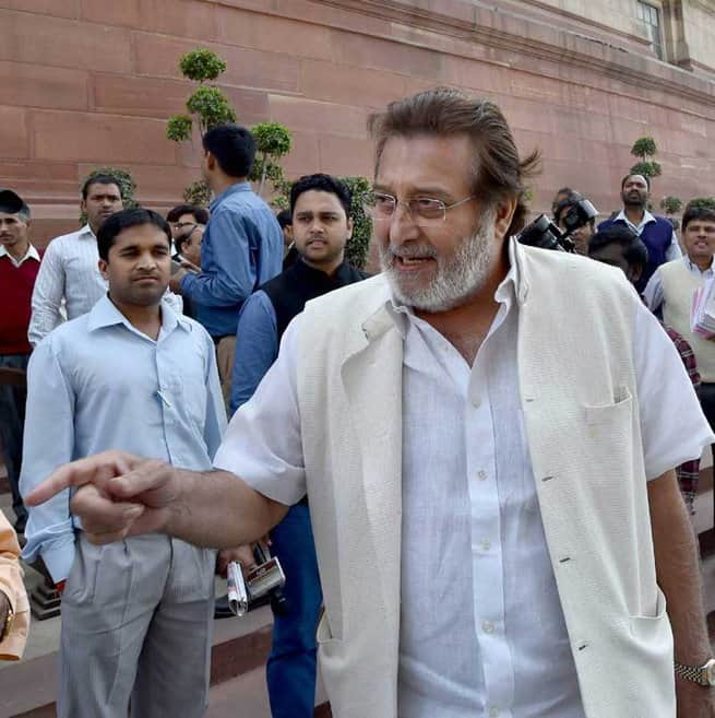 Vinod Khanna in hospital, unable to be recognised, suffering from bladder cancer