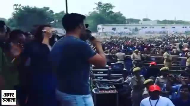 आलिया और वरुण को देखकर बेकाबू हुई भीड़