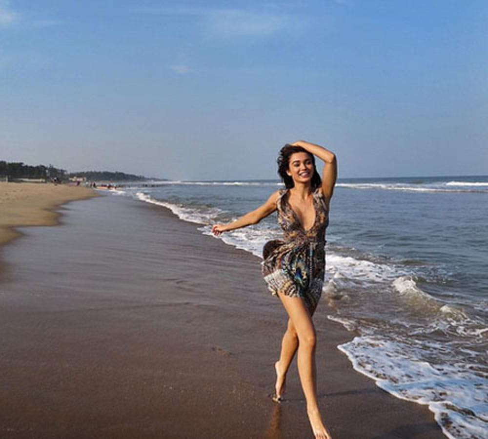 amy jackson shares hot bikini photos