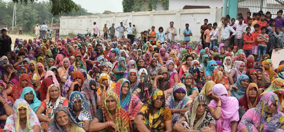 Photos : Anger in bisahada, did not cremated accused ravi's body