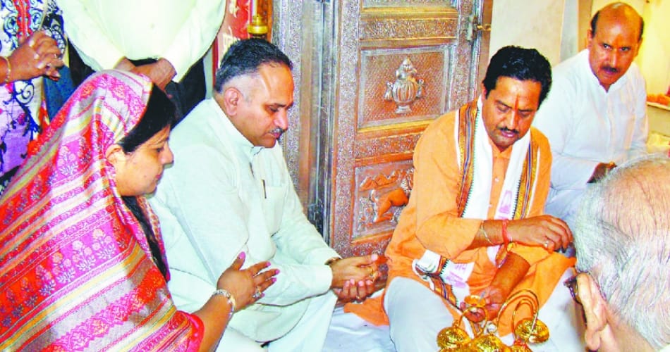 haryana cabinet minister kavita jain and devotees in mansa devi mandir