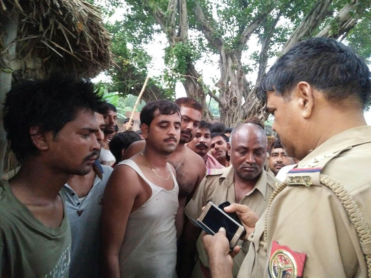 2 choron ko pakad kar police ko saumpa