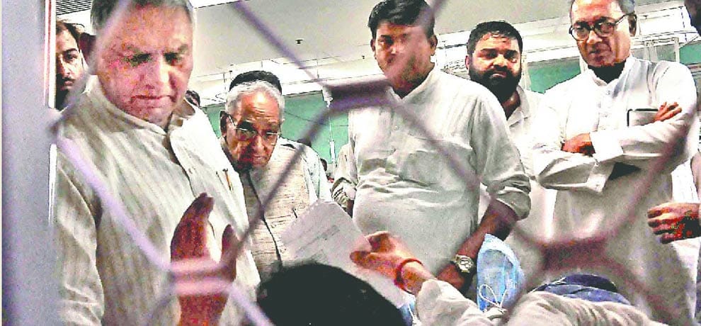fight among congress supportes as the went to welcomed rahul gandhi