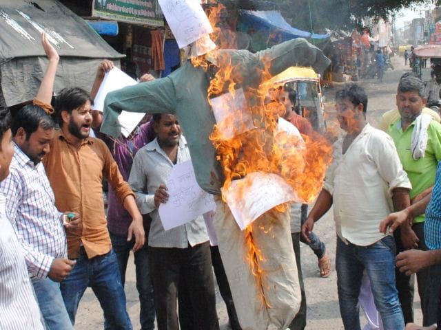 Congressmen blew effigy of Union Railway Minister