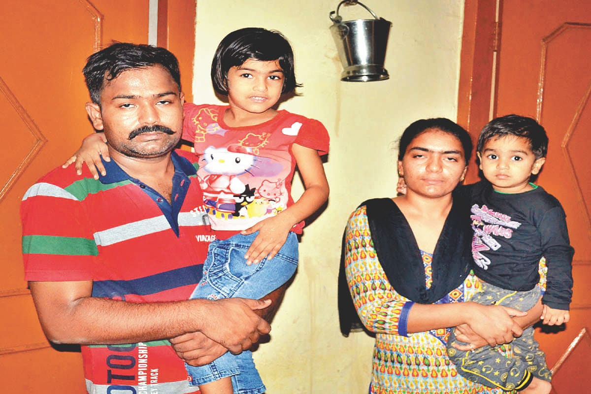 Family hostage robbed of lakhs