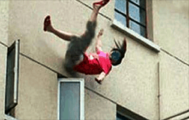 boy saw girl with dog and throw her from roof in anger, critically injured