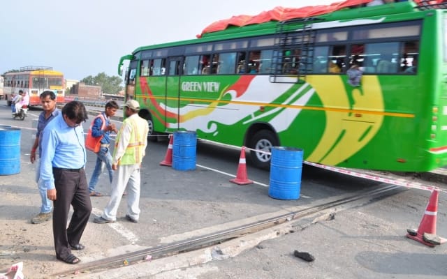growing crack of Tundla ROB, NHAI is awaiting crash