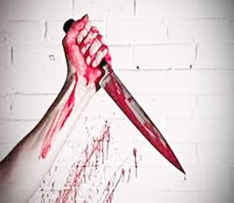 Slit throat of elderly jewelry-cash tax crooks fled