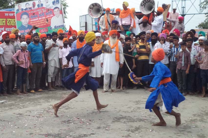 Nagar Kirtan was arrested on the day of leave
