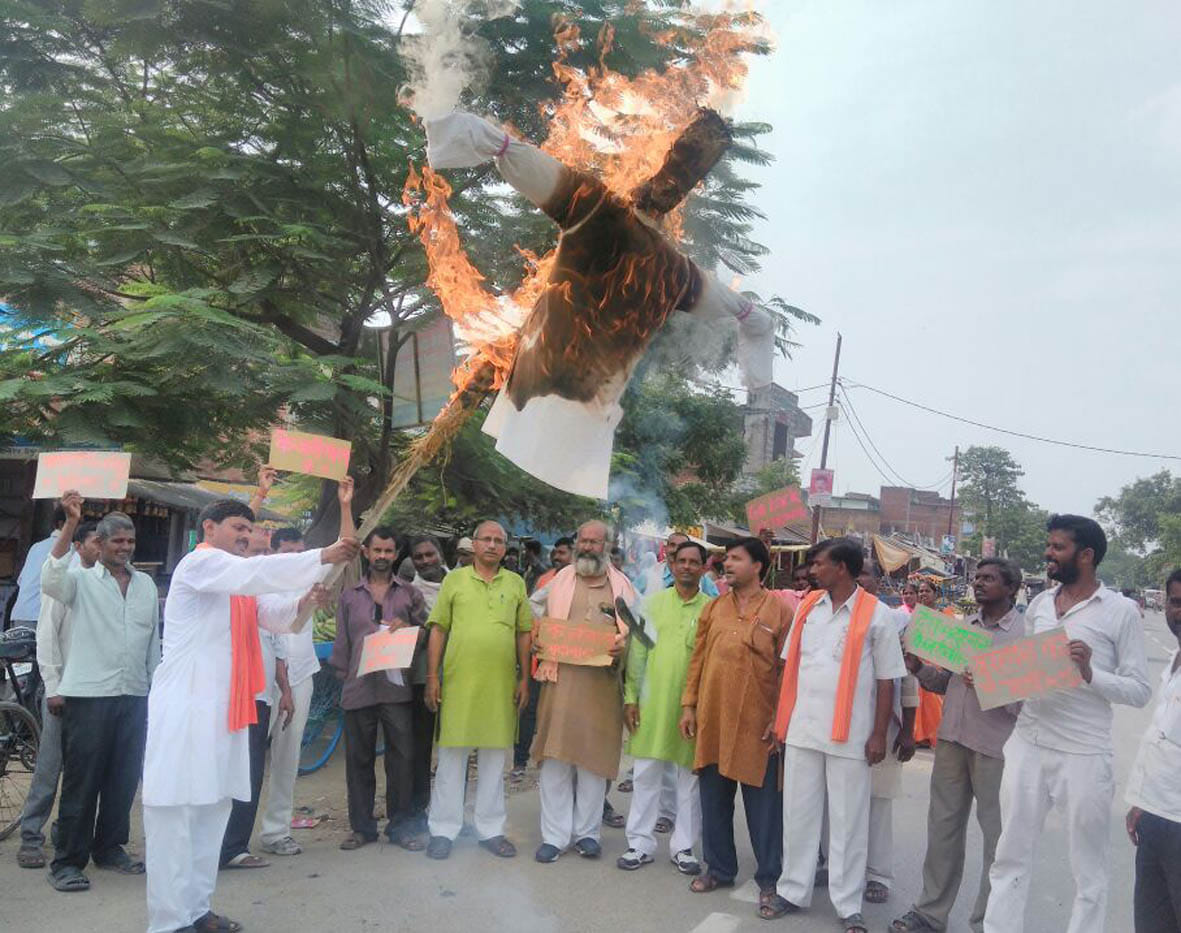Pak PM's effigy burnt
