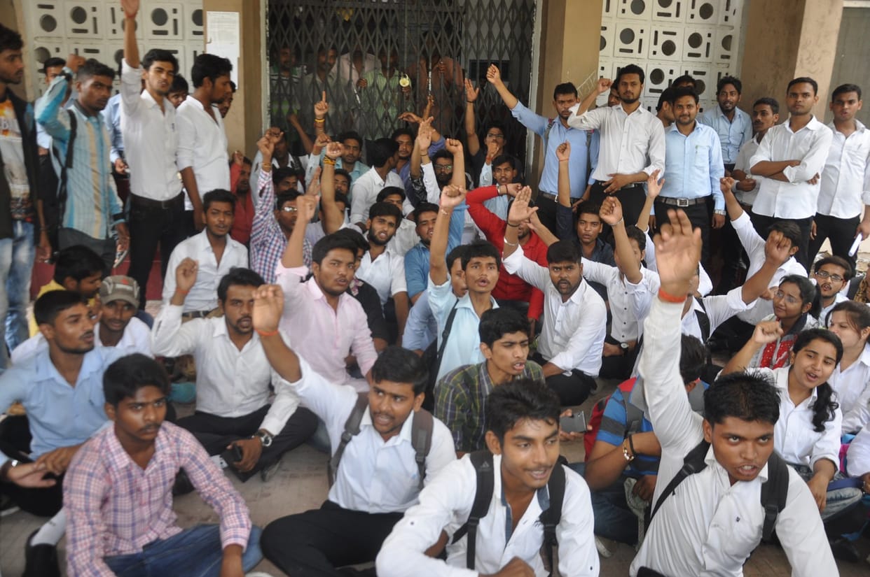 protest of students in gorakhpur university