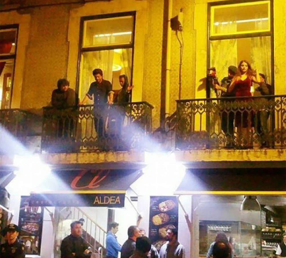 shahrukh khan and anushka sharma romance scene in film