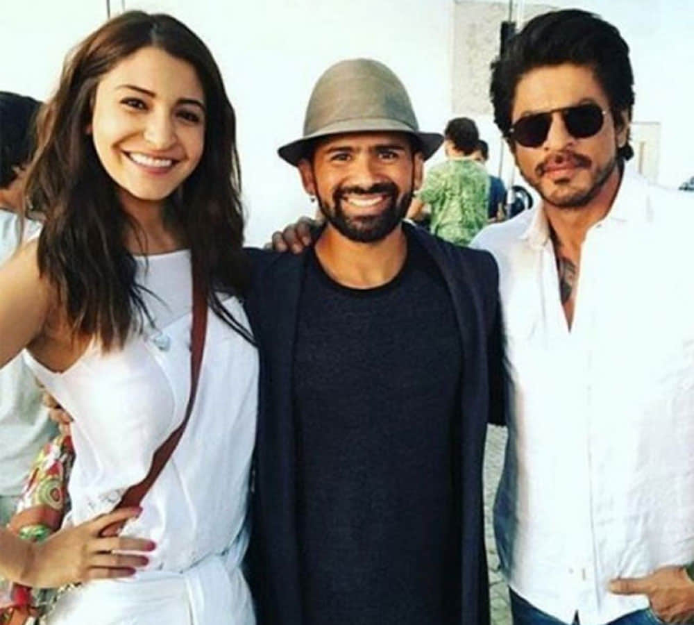 shahrukh khan and anushka sharma romance scene in film