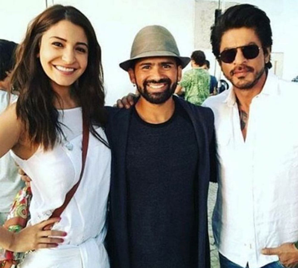 shahrukh khan and anushka sharma romance scene in film