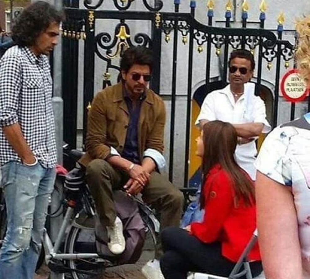 shahrukh khan and anushka sharma romance scene in film