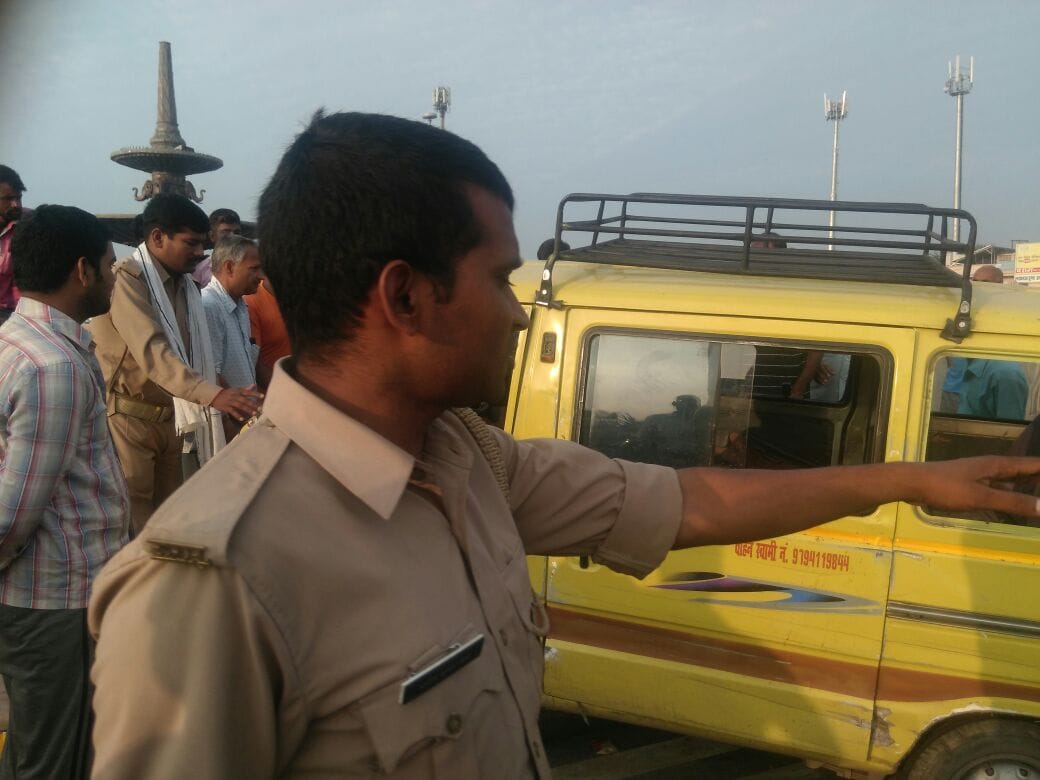 school van met with accident in lucknow gomtinagar area