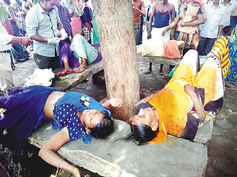 Tractor trolley turnaround couple killed in the trench, 16 injured