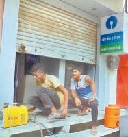 fatehabad, crime news, atm, 2 peoples, beten gaurds,  fatehabad,  harayana