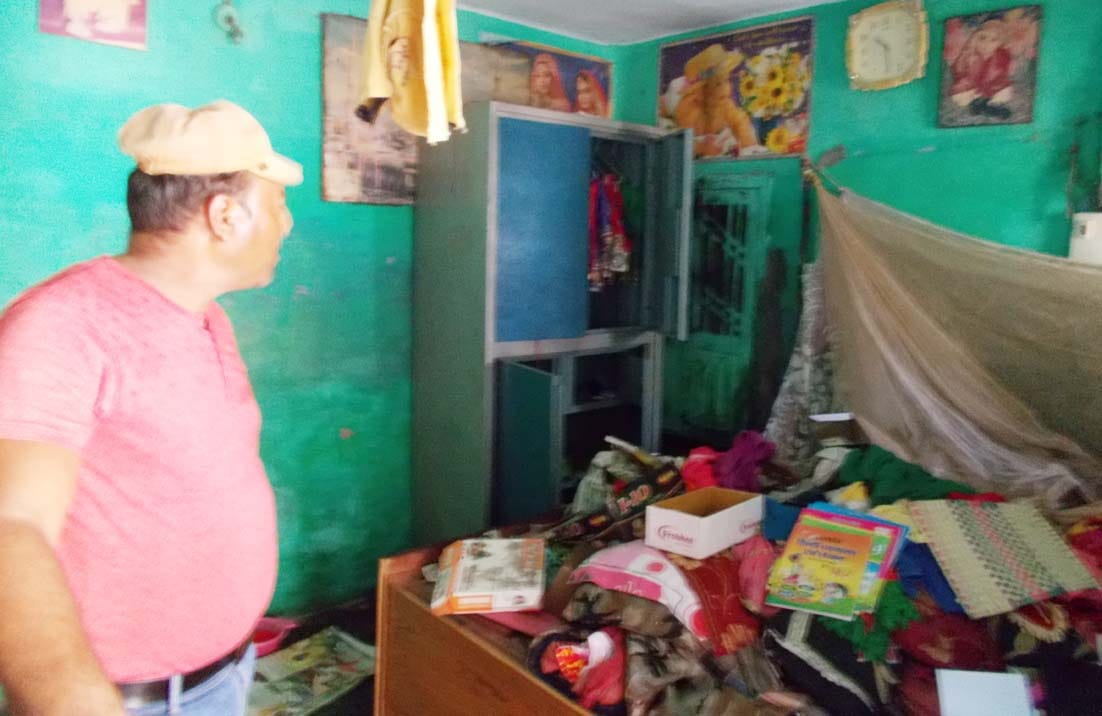 1.75 lakh from two houses in broad daylight made goods