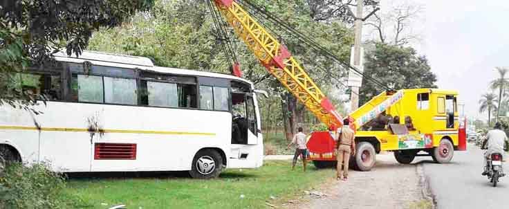 bus fell in pond 