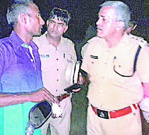 Lutee half lakh farmers hostage