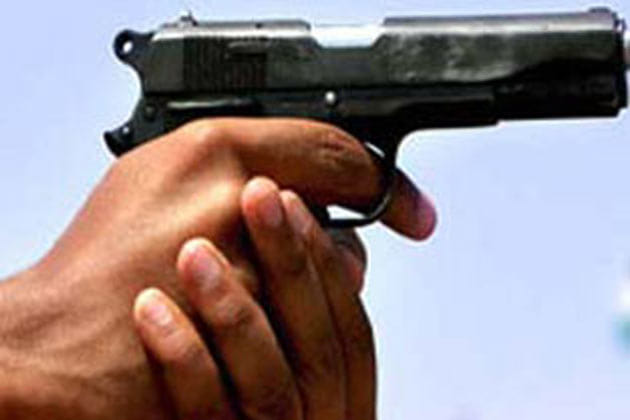 three miscreants robbed of two dealers