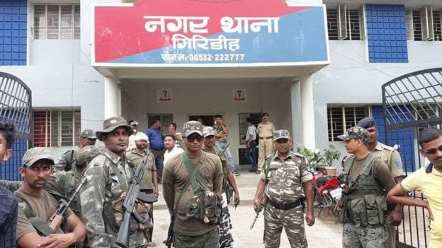Jharkhand: police caught in cctv, stealing in a shop