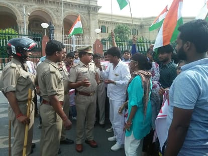  lathicharge on pharmacists in lucknow.