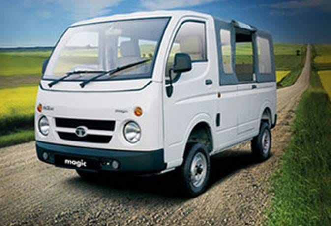 Driver-helper hostage Tata Magic robbed