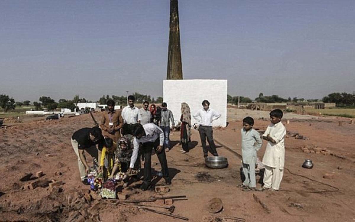 gangraped with girl in pakistan for not accepting Islam