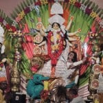 मिश्रा मार्केट में स्थापित की गई मां दुर्गा की भव्य प्रतिमा देखने के लिए भक्तों की भीड़ जुट रही है। 