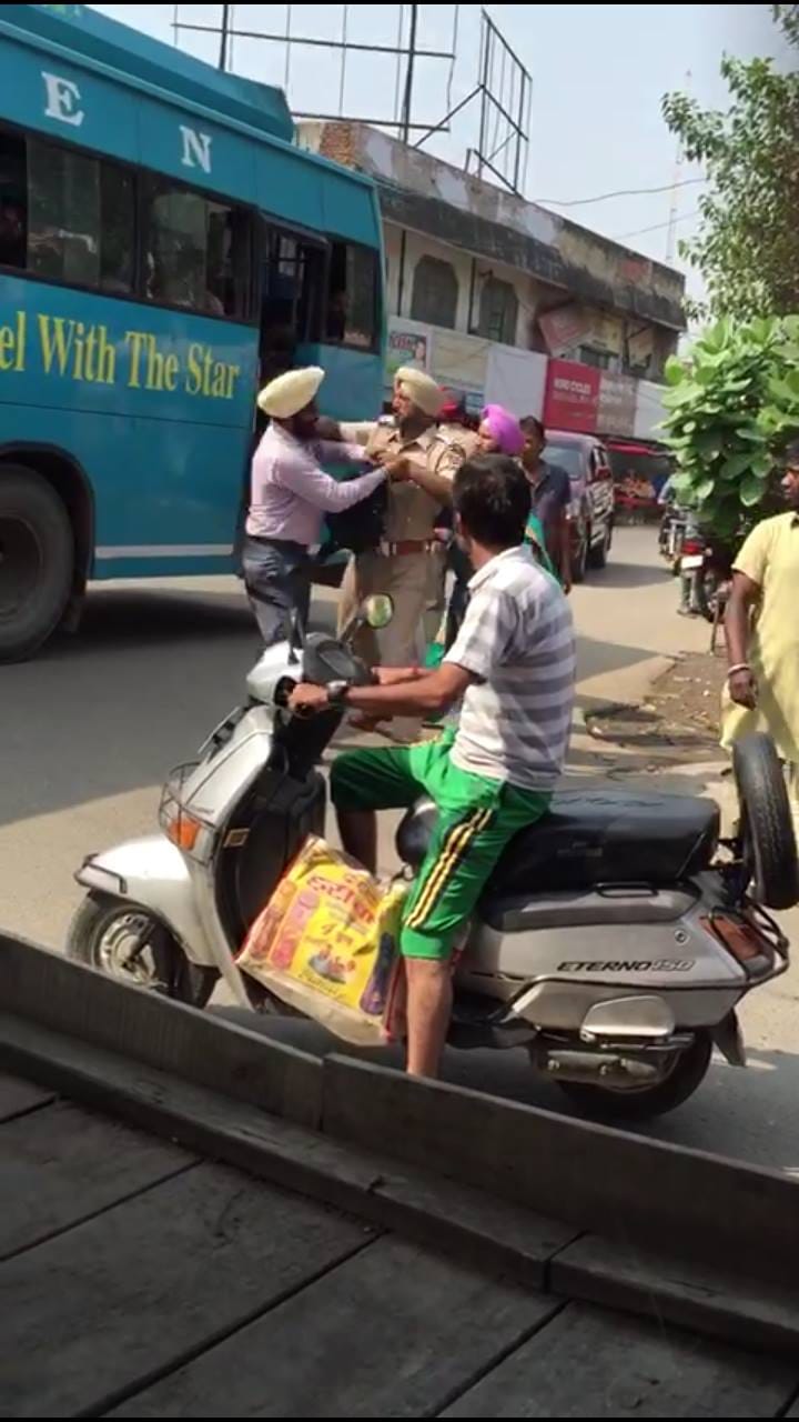 fight between Traffic police and army officer in kapurthala punjab