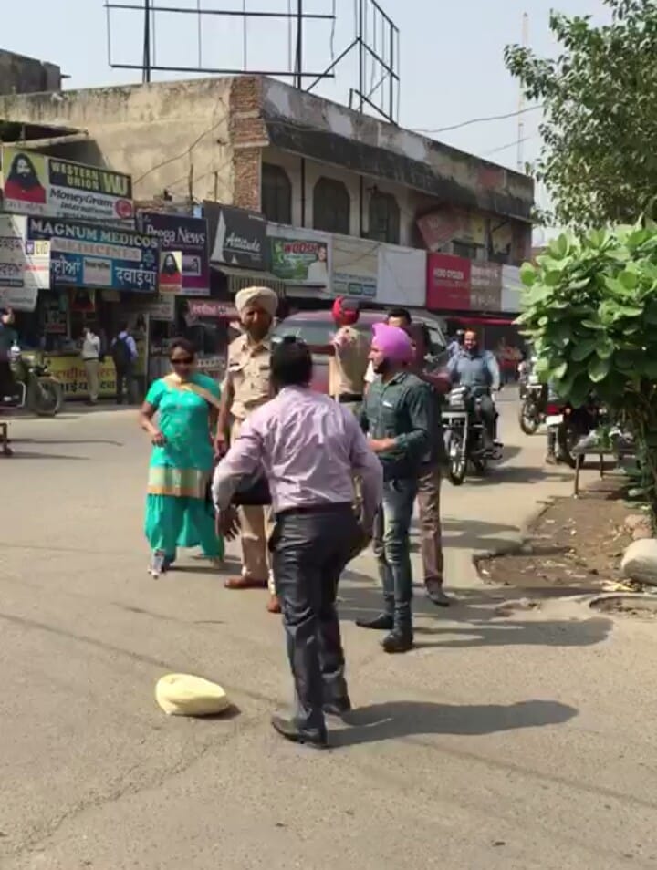 fight between Traffic police and army officer in kapurthala punjab