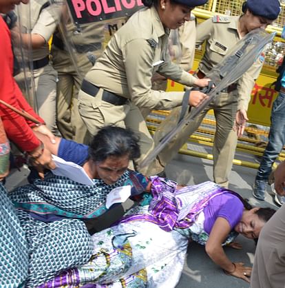 414px x 418px - à¤•à¤®à¤œà¥‹à¤° à¤¦à¤¿à¤² à¤µà¤¾à¤²à¥‡ à¤‡à¤¸ à¤¹à¤¾à¤¦à¤¸à¥‡ à¤•à¥€ à¤¤à¤¸à¥à¤µà¥€à¤° à¤•à¥‹ à¤¨à¤¾ à¤¦à¥‡à¤‚à¤–à¥‡à¤‚ - Road Accident Man Died  Collide With Truck In Robertsganj- Amar Ujala Hindi News Live