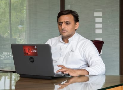 free smartphone webportal launched by  cm akhilesh 