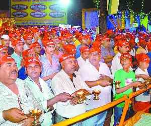Opened the door of the town's puja, devotees descended