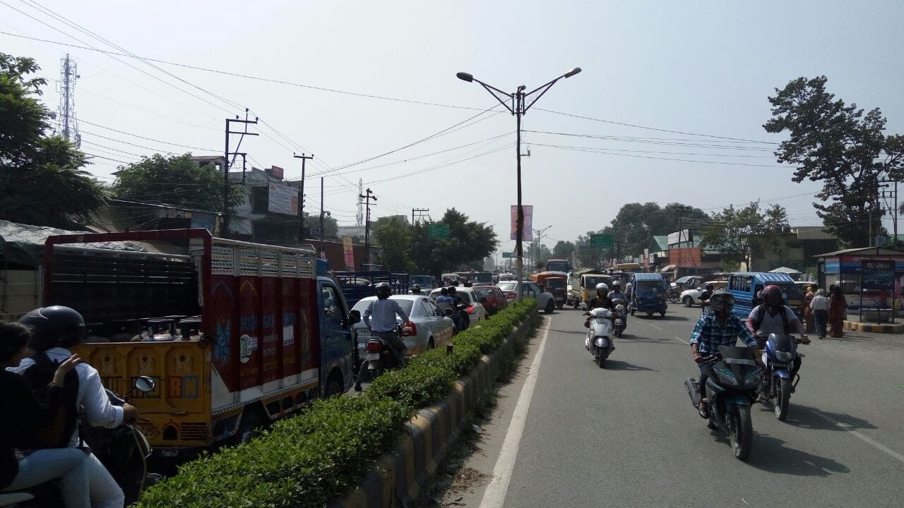 huge traffic jam on mandi chowk dehradun.