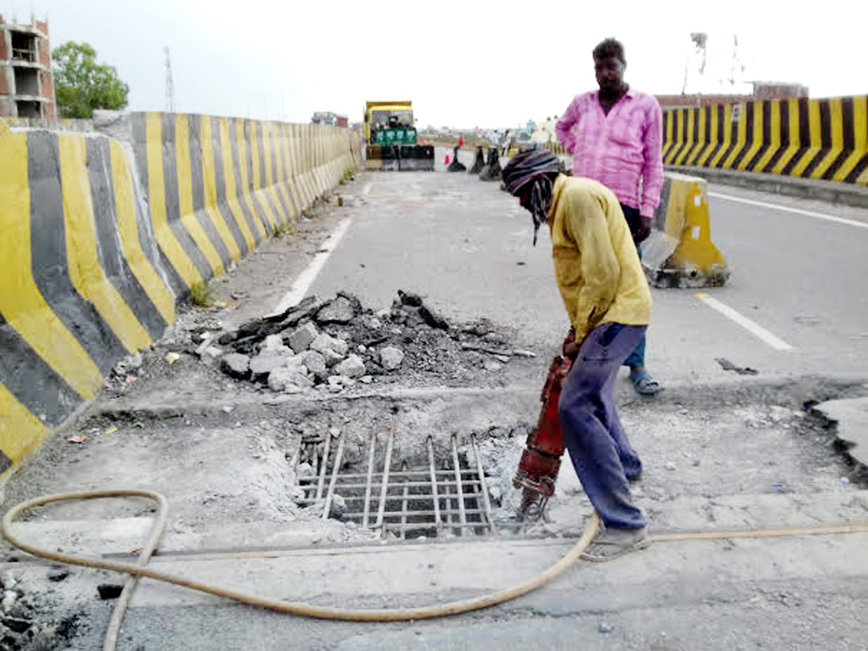 kanpur-lucknow highway overbridge cracks came on stopping traffic increased difficulties