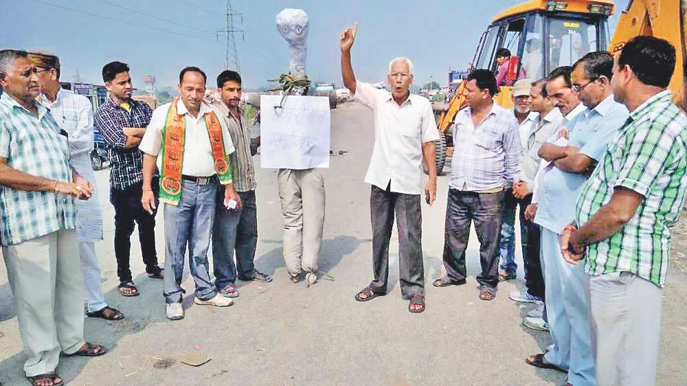 Simmer against Kejriwal, burnt effigies
