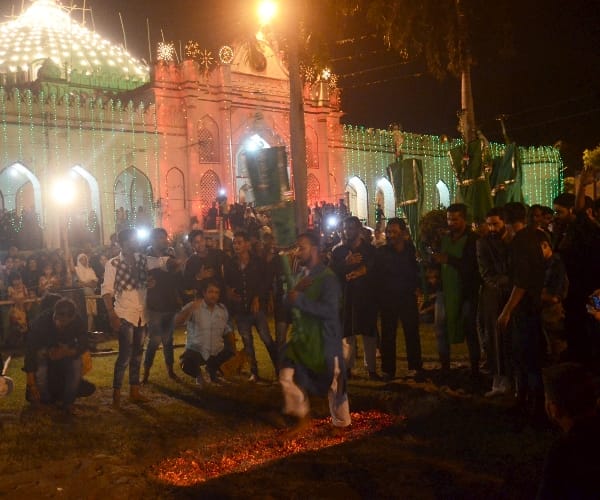  muslims show sorrow on the memory of hussain.