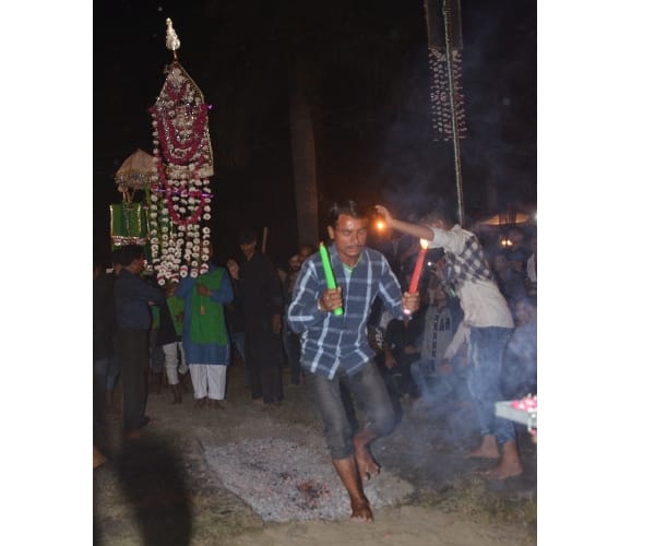  muslims show sorrow on the memory of hussain.