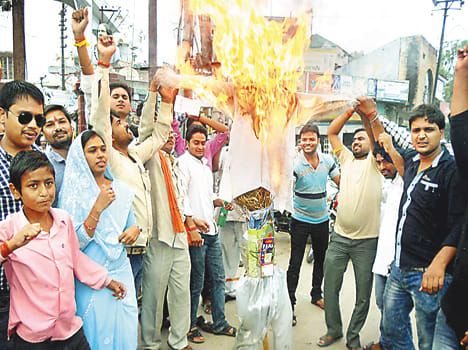 Only BJP Rahul's effigy burnt