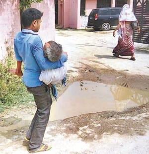 not provided ambulance, Son brings ill father on cycle in hospital