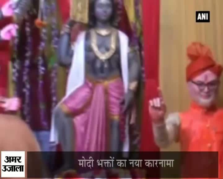 दुर्गा पांडाल में पीएम मोदी की मूर्ती 
