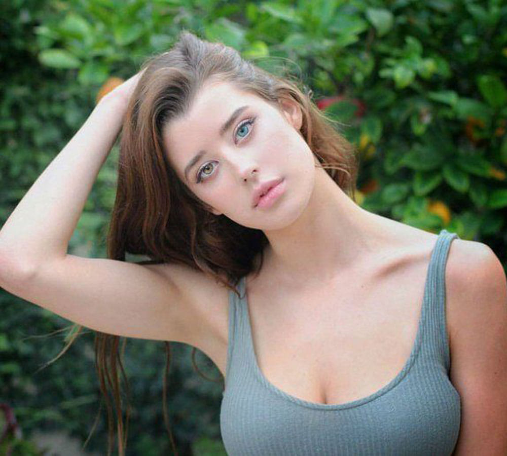 sarah mcdaniel become famous from her weired eyes