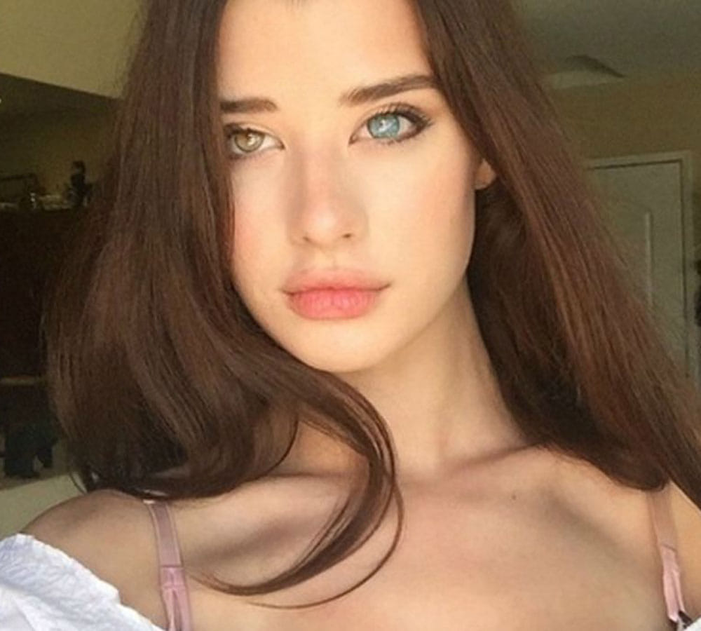 sarah mcdaniel become famous from her weired eyes