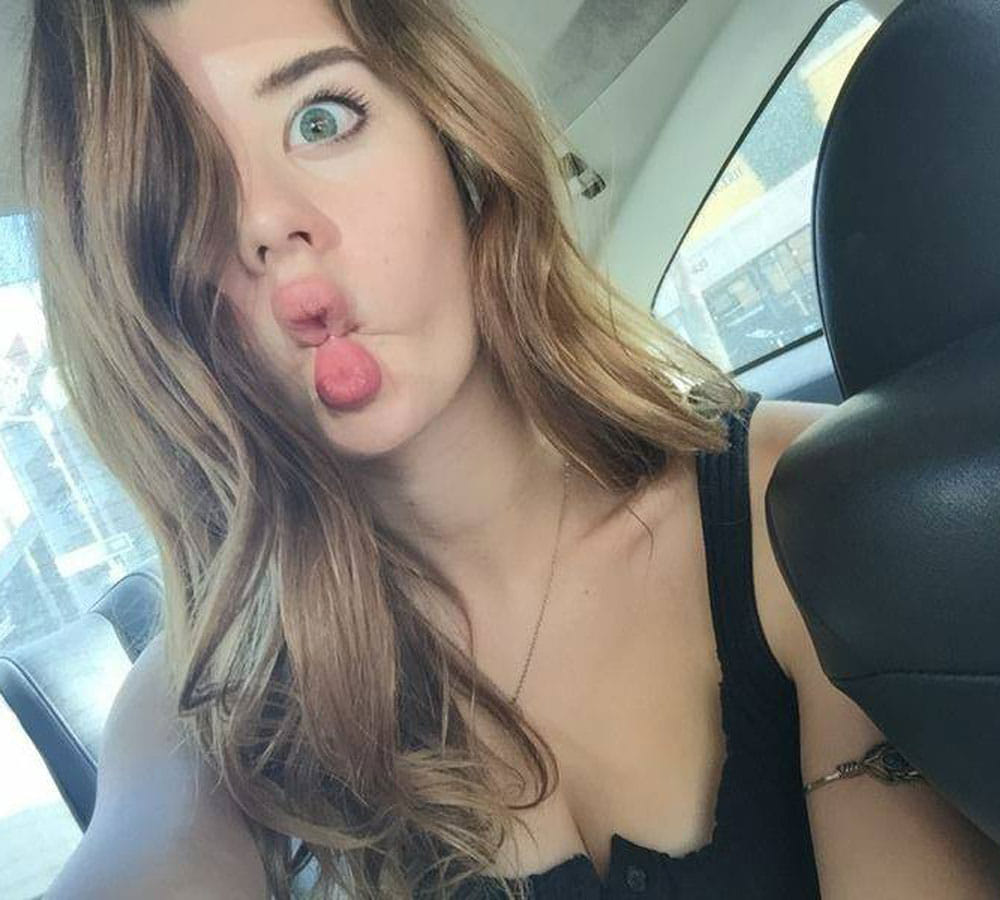 sarah mcdaniel become famous from her weired eyes
