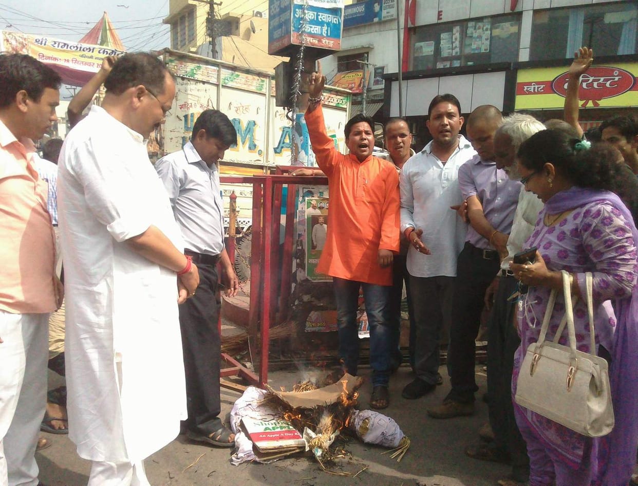 Raging at the murder of the Dalit party, performance.