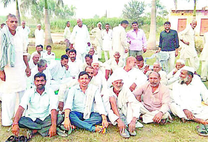 Farmer sitting on a dharna at the Gate