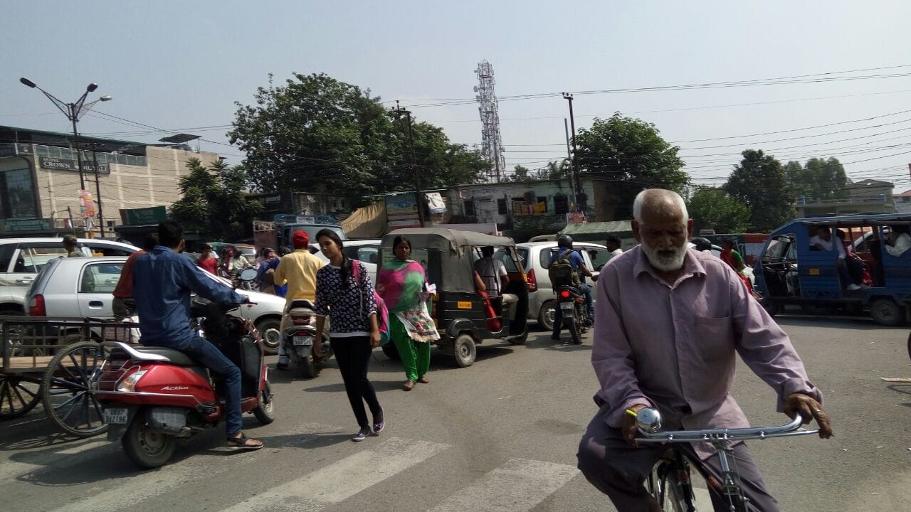 huge traffic jam on mandi chowk dehradun.